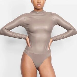 SKIMS Long Sleeve Bodysuit - CEMENT 3X